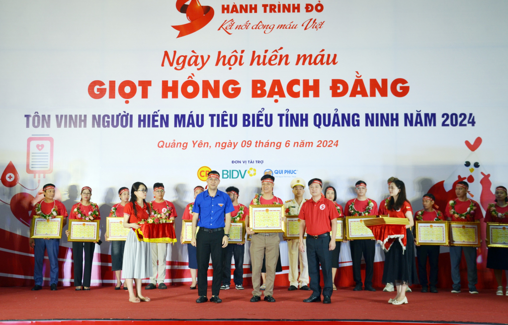 Anh Phạm Ngọc Hà tại lễ tôn vinh Người hiến máu tiêu biểu tỉnh năm 2024.