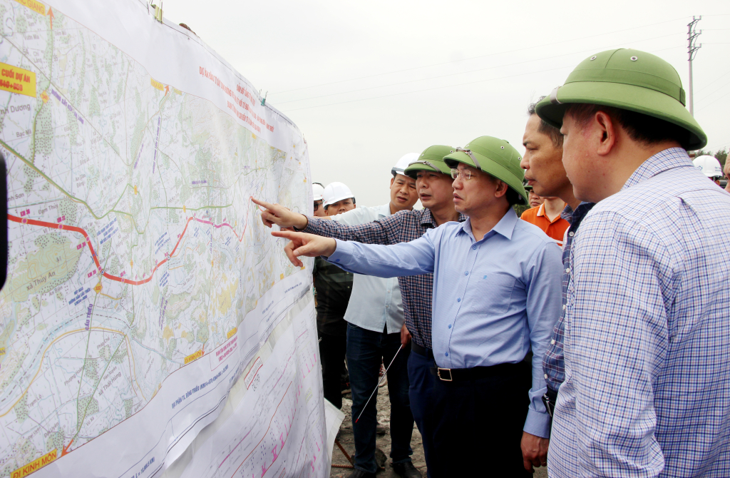 Đồng chí Nguyễn Xuân Ký, Bí thư Tỉnh ủy, Chủ tịch HĐND tỉnh, kiểm tra tiến độ thi công đường ven sông kết nối cao tốc Hạ Long - Hải Phòng đến TX Đông Triều, tháng 4/2024.
