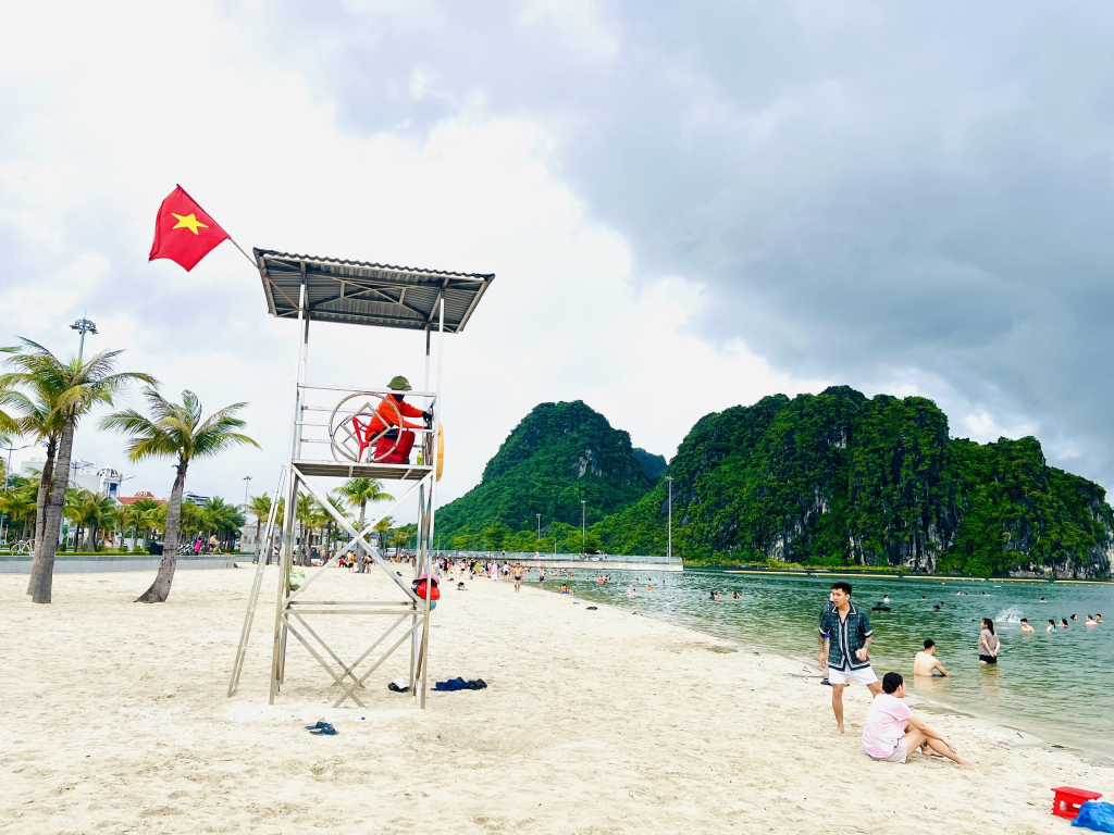 Lực lượng cứu hộ làm nhiệm tại bãi tắm Hòn Gai, TP Hạ Long.