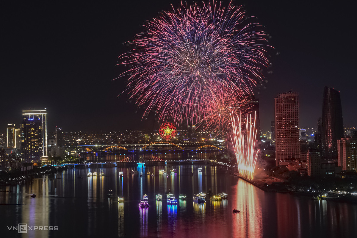 American, Italian fireworks light up Da Nang