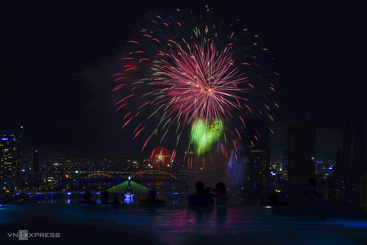 American, Italian fireworks light up Da Nang