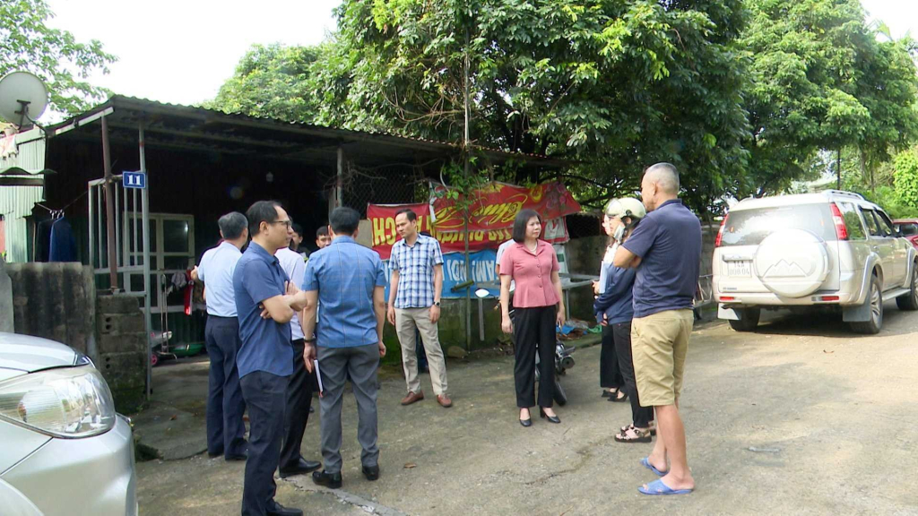 Đoàn công tác của Tỉnh khảo sát thực tế một số hộ chăn nuôi tại phường Quang Hanh về dự thảo Nghị quyết quy định khu vực thuộc nội thành của thành phố, thị xã, thị trấn, khu dân cư không được phép chăn nuôi