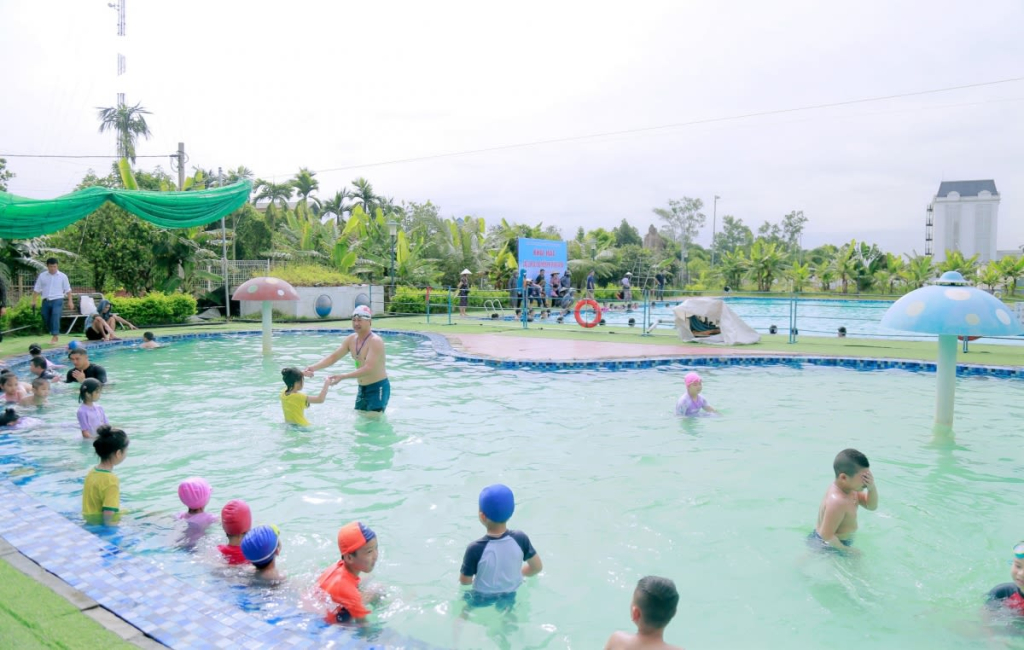 Lớp dạy bơi miễn phí cho trẻ em tại bể bơi thuộc khu Xuân Cầm, phường Xuân Sơn do Trung tâm Truyền thông và Văn hoá TX Đông Triều tổ chức từ 8/6 - 22/6/2024. Ảnh: Trần Thuyết (CTV)