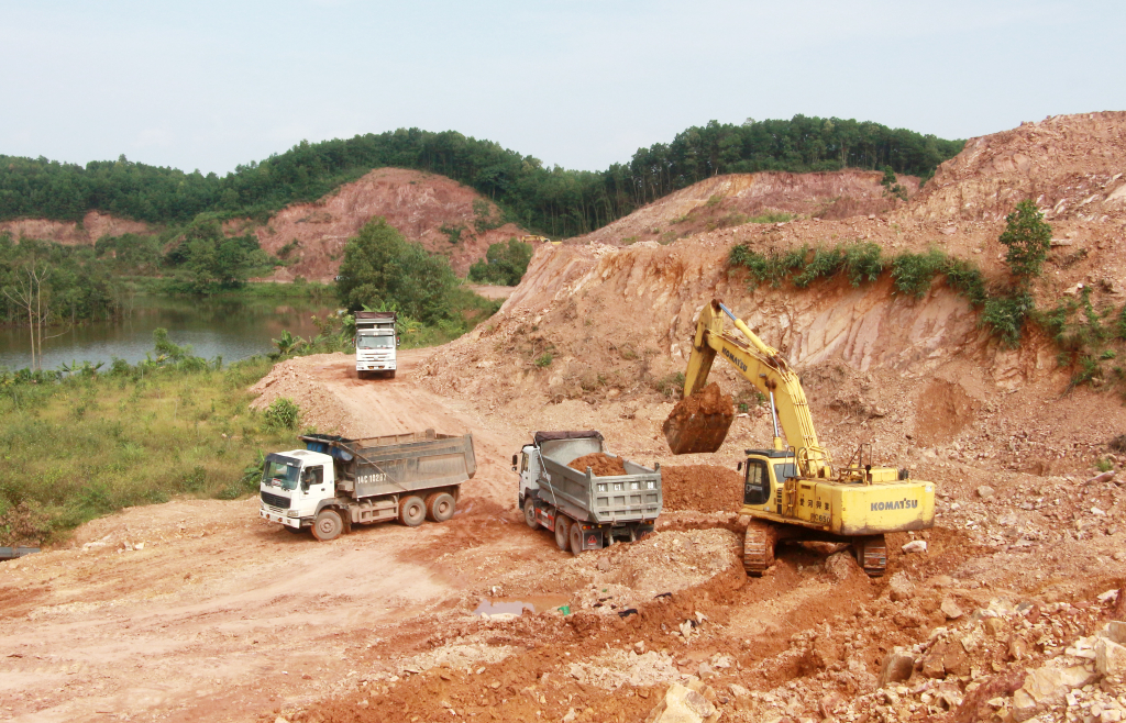 Khai thác mỏ đất đồi sử dụng san lấp mặt bằng các dự án tại Vân Đồn. Ảnh: Mạnh Trường