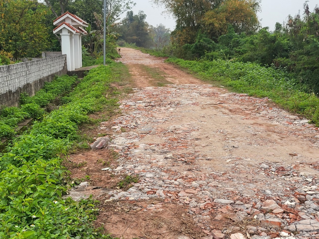 Đê Hải Xuân, TP Móng Cái hiện trạng mặt đê xuống cấp nghiêm trọng, các hộ dân phải tận dụng vật liệu hiện trạng san gạt để phục vụ giao thông đi lại hàng ngày.