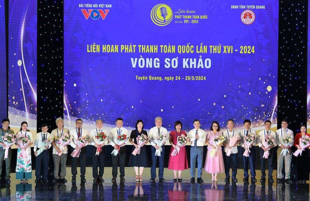 Ông Nguyễn Văn Sơn, Chủ tịch UBND tỉnh Tuyên Quang tặng hoa cho Hội đồng giám khảo vòng sơ khảo Liên hoan Phát thanh toàn quốc năm 2024
