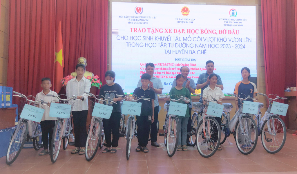 Đoàn công tác trao tặng xe đạp cho các em học sinh có hoàn cảnh khó khăn.