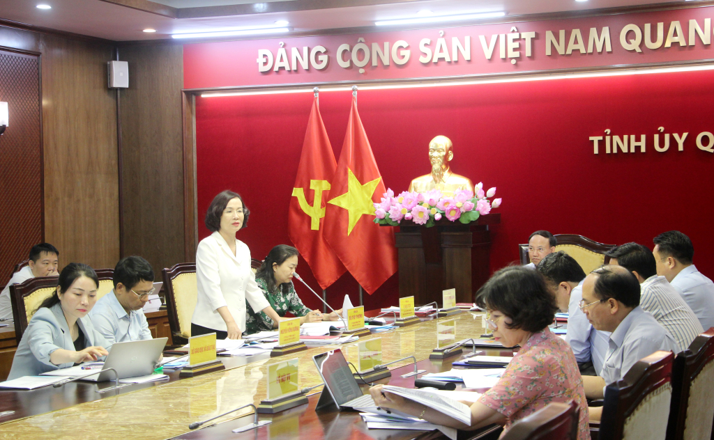 Đồng chí Bùi Thúy Phượng, Trưởng Ban Tổ chức Tỉnh ủy, phát biểu tại cuộc họp.