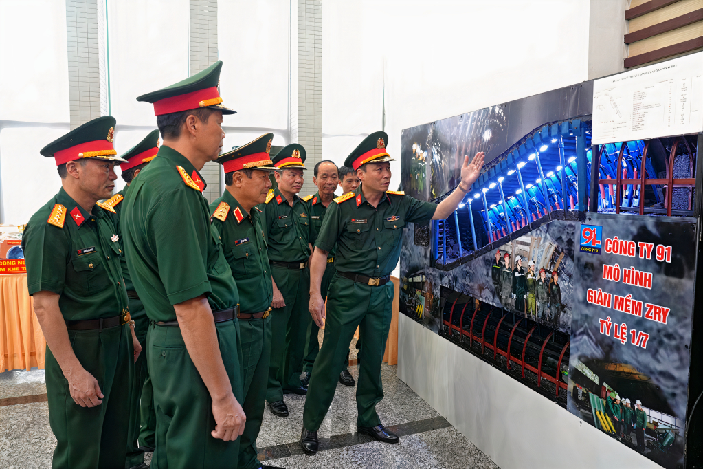 Ban Chỉ đạo 50 Bộ Quốc phòng thăm quan các mô hình, sáng kiến tại Hội nghị.