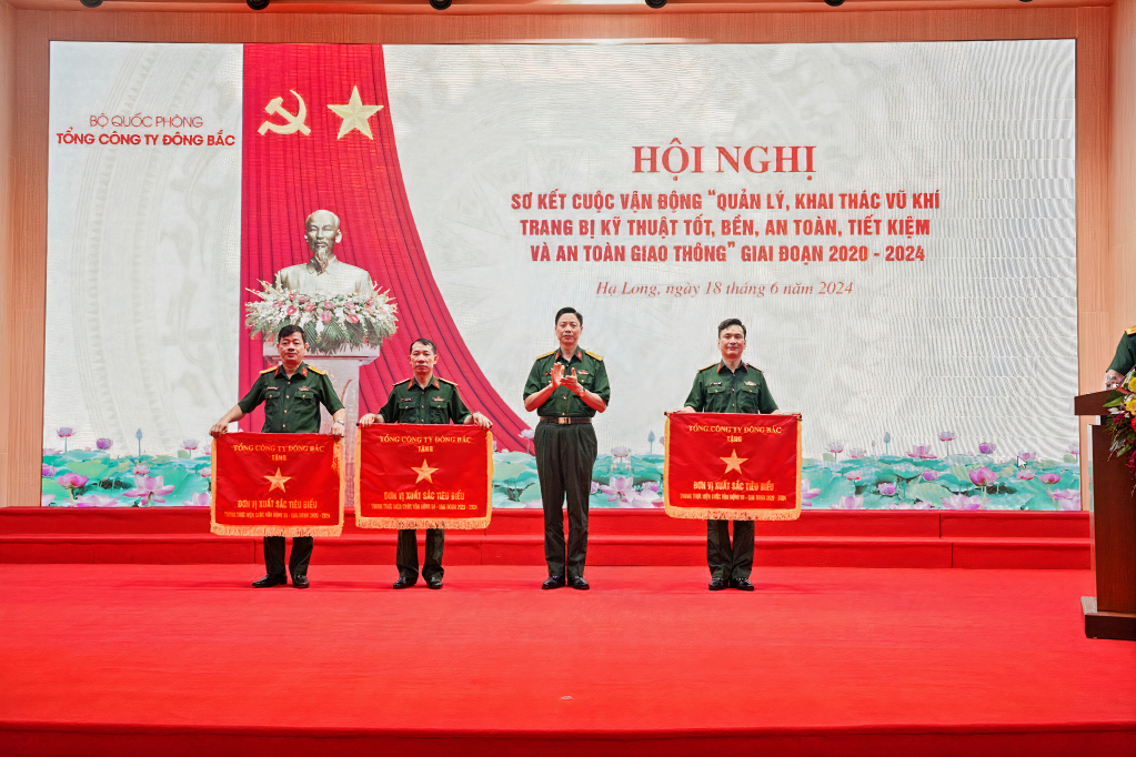 Lãnh đạo Tổng Công ty Đông Bắc trao cờ dẫn đầu đơn vị xuất sắc trong thực hiện Cuộc vân động 50.