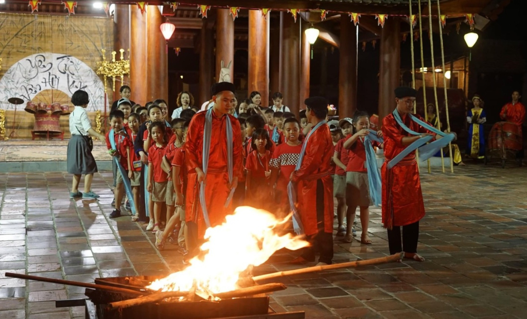 Một điệu múa dân gian do người dân xã Thượng Yên Công tái hiện tại Yên Tử.