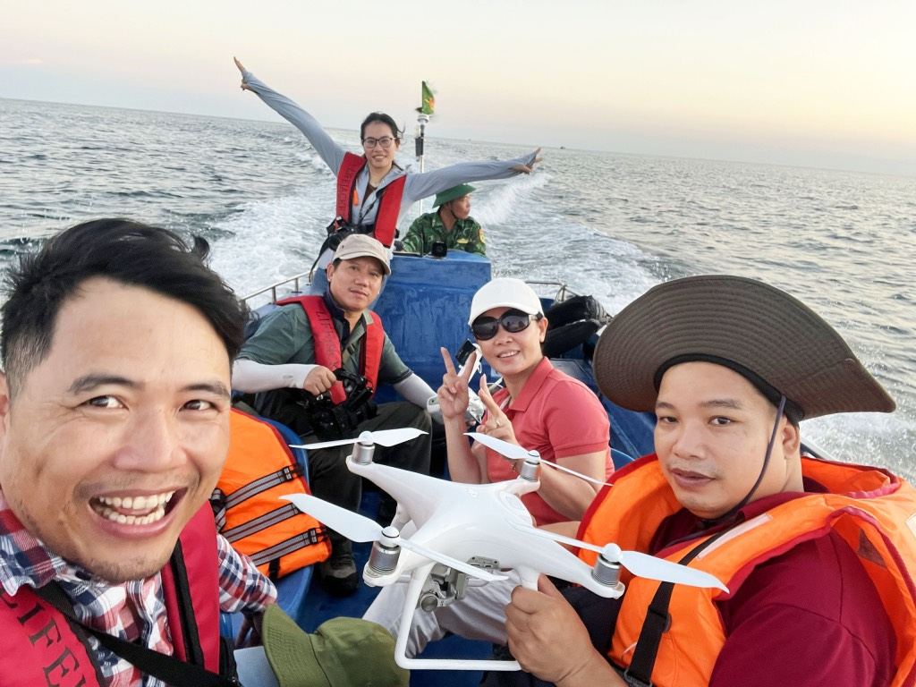 Phóng viên Hoàng Phương (người đứng) và Nguyễn Mến (Trung tâm TT- VH Cô Tô) vui mừng cùng các đồng nghiệp VOV sau khi ghi hình thành công cá voi vào vùng biển Cô Tô kiếm mồi.