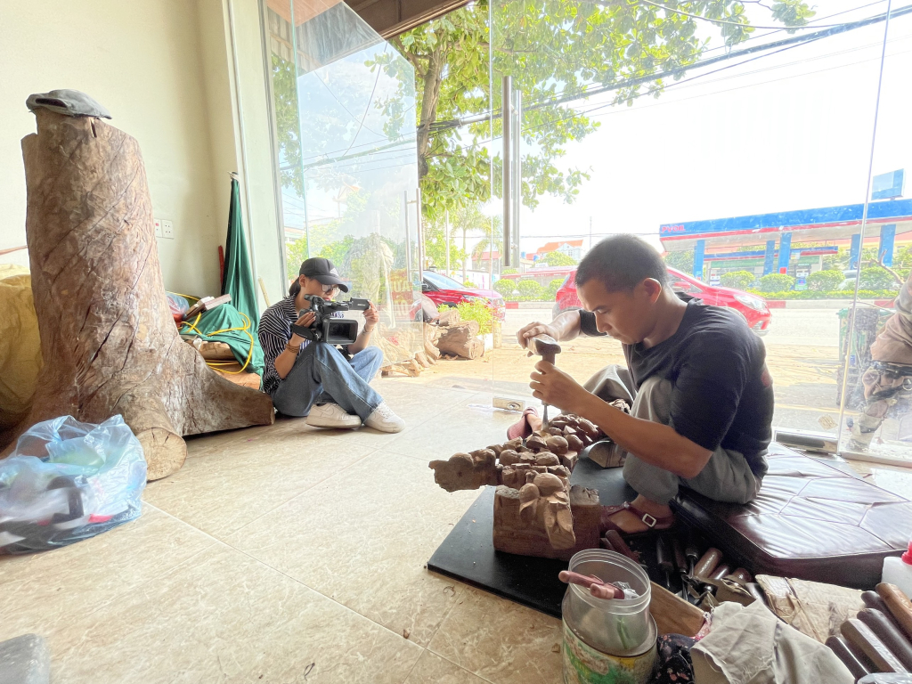 Phóng viên kiêm quay phim Mai Hương (Trung tâm TT- VH Uông Bí) tác nghiệp tại một cơ sở mộc chuyên chế tác đồ truyền thống ở địa phương.