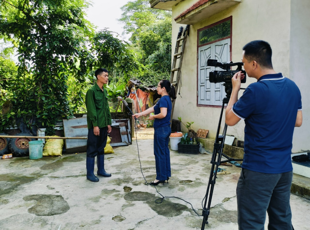 Ekip phóng viên Thuỳ Loan và Bình Minh (Trung tâm TT- VH Ba Chẽ) phỏng vấn ông Triệu Kim Sinh-    Trưởng ban công tác Mặt trận thôn Pắc Cáy xã Đồn Đạc