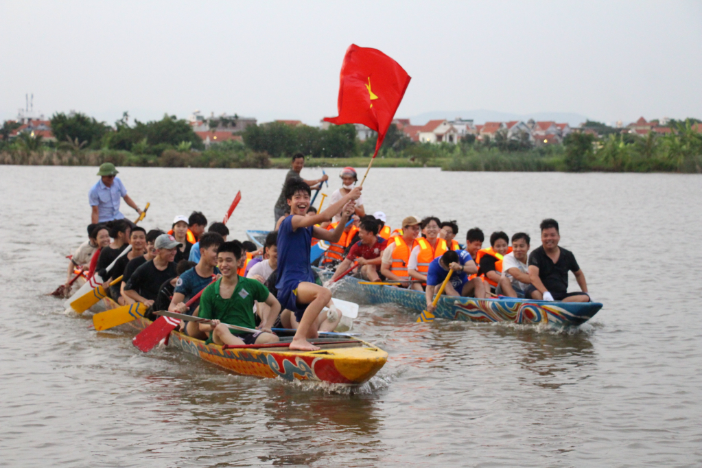 Niềm vui của các em học sinh khi tham gia trải nghiệm bơi thuyền và về đích sớm hơn đội bạn.