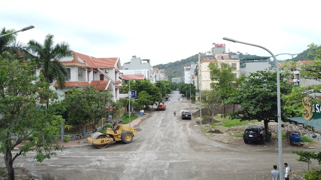Theo kế hoạch đến tháng 11 năm nay đơn vị thi công sẽ hoàn thành việc bù lún một số tuyến đường tại Khu đô thị lấn biển Vựng Đâng để khắc phục ngập lụt. 