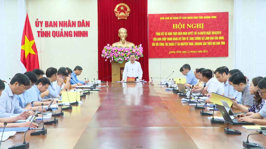 Đồng chí Cao Tường Huy, Bí thư Ban cán sự Đảng, Chủ tịch UBND tỉnh phát biểu tại cuộc họp. 