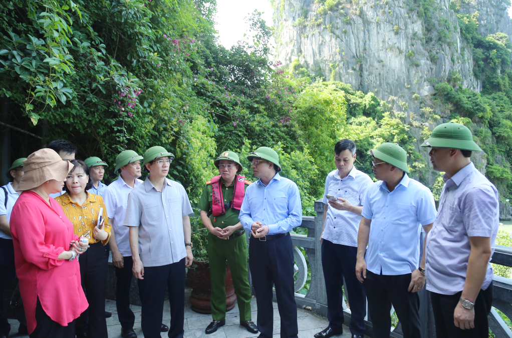 Đồng chí Bí thư Tỉnh ủy, Chủ tịch HĐND tỉnh cùng lãnh đạo sở, ngành và TP Hạ Long kiểm tra tại điểm tham quan Động Thiên Cung trên vịnh Hạ Long.