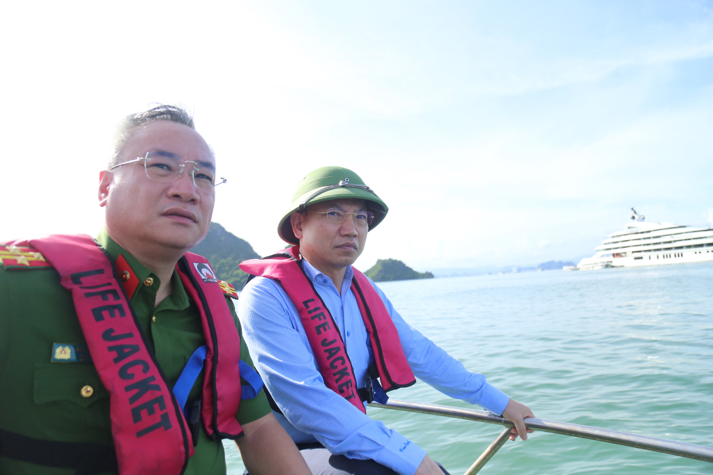 Đồng chí Bí thư Tỉnh ủy, Chủ tịch HĐND tỉnh kiểm tra tại vùng biển giáp ranh vịnh Hạ Long và vịnh Lan Hạ (Cát Bà).