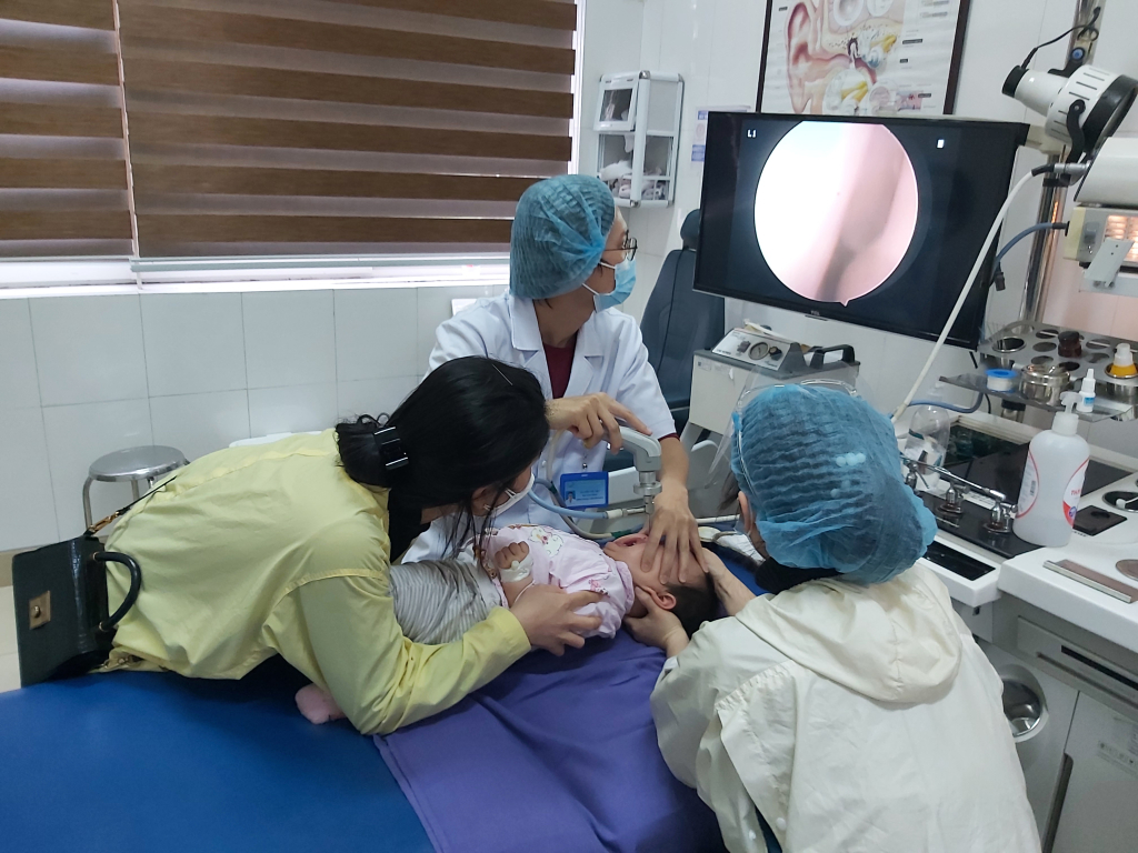 Khám bệnh cho trẻ dưới 6 tuổi tại Bệnh viện Sản nhi tỉnh.