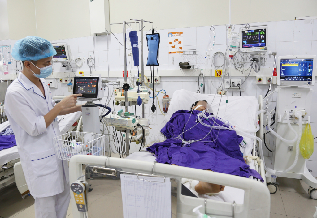 Nờ tham gia BHYT, nhiều bệnh nhân không phải đóng thêm nhiều chi phí khi điều trị tại các bệnh viện. (trong ảnh Điều trị phục hồi cho bệnh nhân tại Bệnh viện Đa khoa tỉnh).