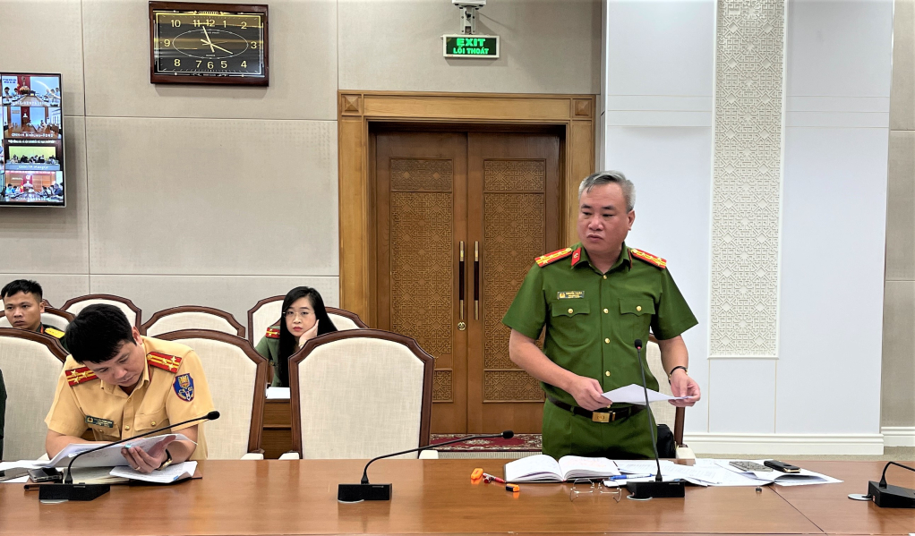 Đại tá Nguyễn Thuận Phó Giám đốc Công an tỉnh phát biểu tại hội nghị.