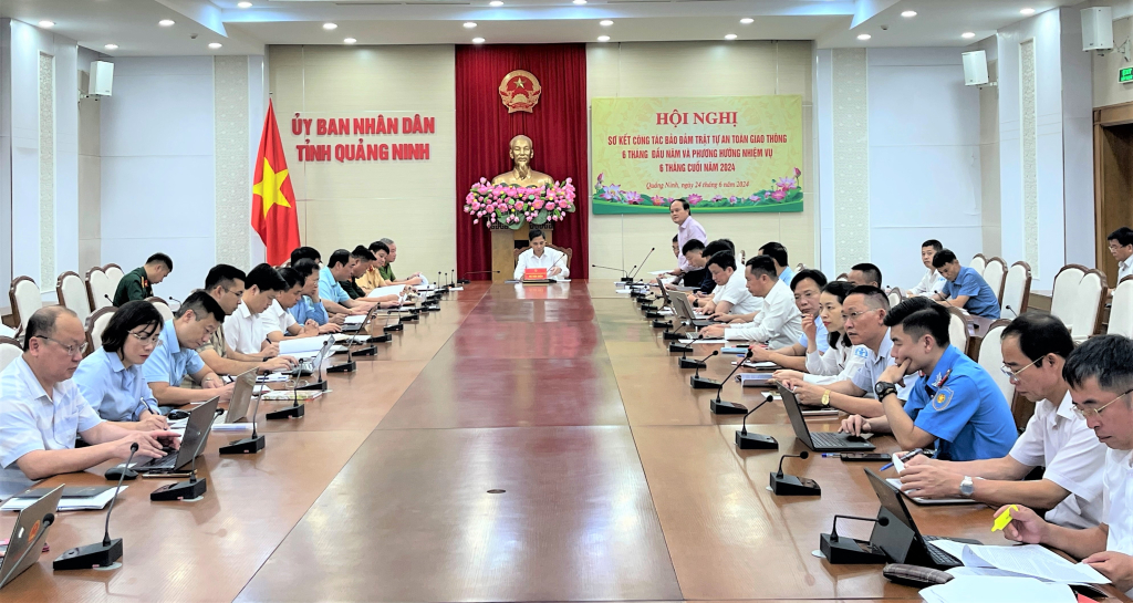 Đồng chí Hoàng Quang Hải Giám đốc Sở GTVT, Phó trưởng ban Thường trực Ban ATGT tỉnh báo cáo kết quả công tác đảm bảo TTATGT 6 tháng đầu năm 2024.
