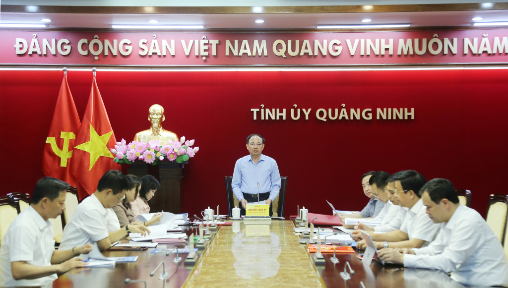 Đồng chí Nguyễn Xuân Ký, Ủy viên Trung ương Đảng, Bí thư Tỉnh ủy, Chủ tịch HĐND tỉnh, kết luận cuộc họp.