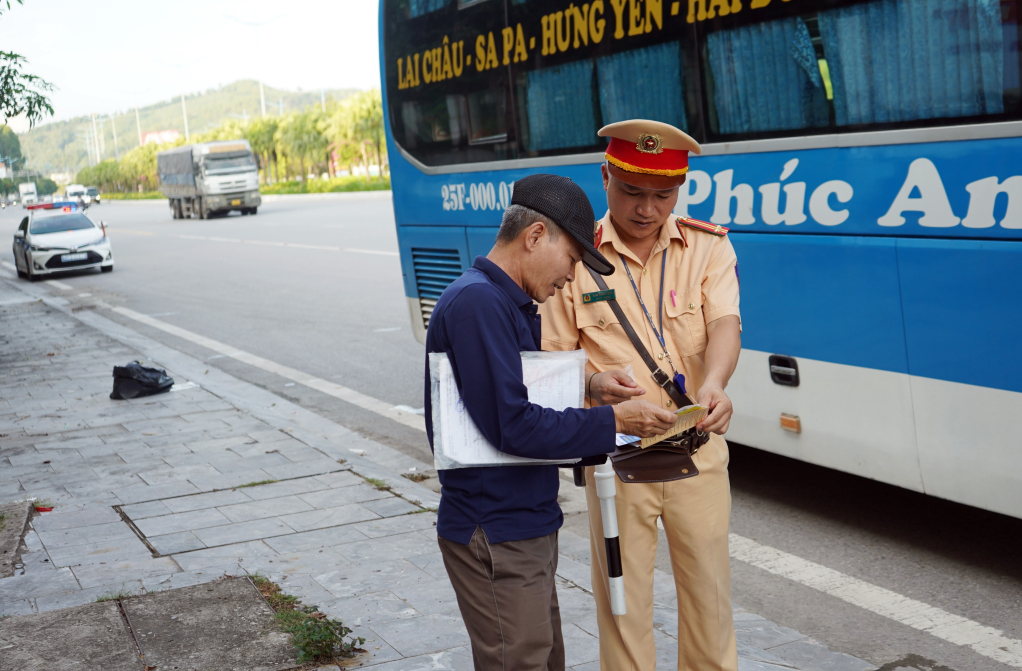 Cán bộ Đội CSGT đường bộ số 2 kiểm tra xe ô tô vận tải hành khách.