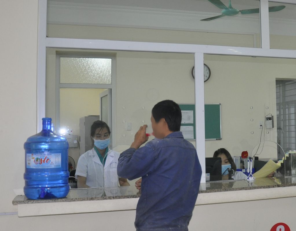 Người nghiện ma túy trên địa bàn TP Hạ Long uống methadon tại Cơ sở điều trị Methadone ở phường Hà Khánh, TP Hạ Long.