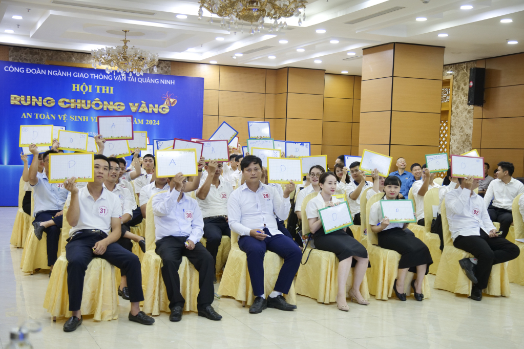 Hội thi An toàn vệ sinh viên giỏi ngành GTVT được tổ chức dưới hình thức Rung chuông vàng. (Ảnh: Xuân Hòa).