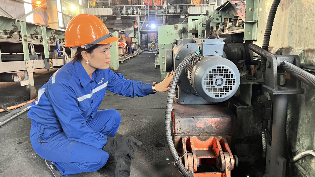 Chị Nguyễn Thị Liên - ATVSV, Phân xưởng Sàng tuyển, Công ty Tuyển Than Hòn Gai (TKV) luôn kiểm tra kỹ hoạt động vận hành của máy móc trước khi đưa vào hoạt động