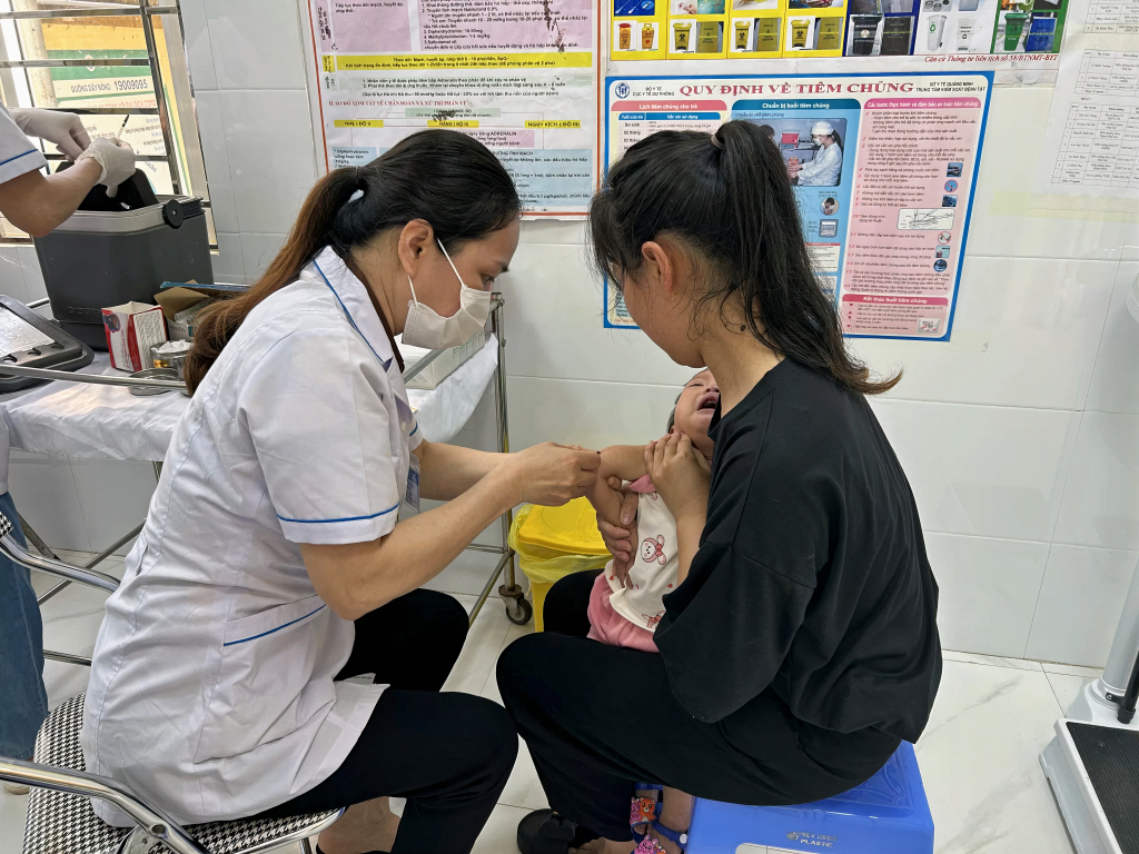 Trẻ em trên địa bàn xã Yên Than (huyện Tiên Yên) được tiêm vắc xin phòng bệnh bại liệt.