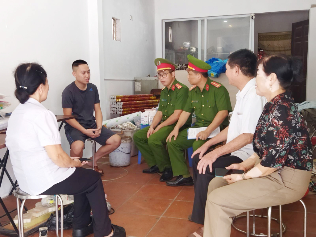 Công an xã Thống Nhất (TP Hạ Long) cùng với cán bộ các thôn tích cực tuyên truyền, vận động các cá nhân, gia đinh trên địa bàn chấp hành chính sách pháp luật và quy định của địa phương