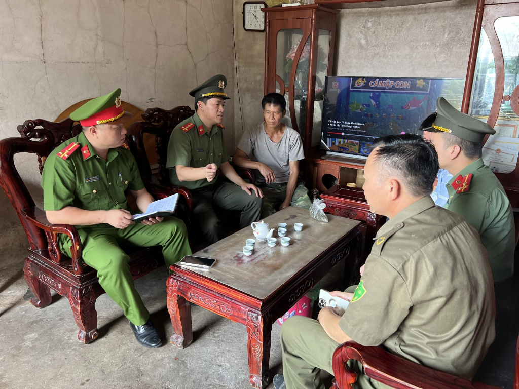 Công an xã Hoành Mô (huyện Bình Liêu) ) luôn gần dân, sát dân, nắm chắc tình hình cơ sở.