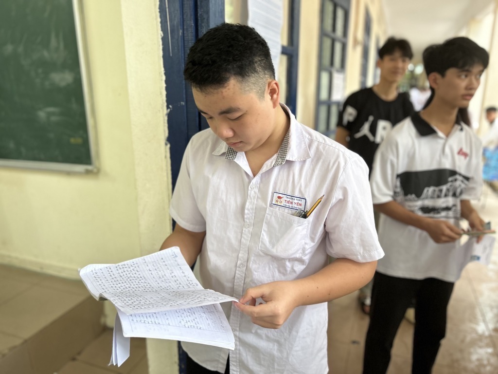Tranh thủ ôn lại kiến thức trước khi vào phòng thi.