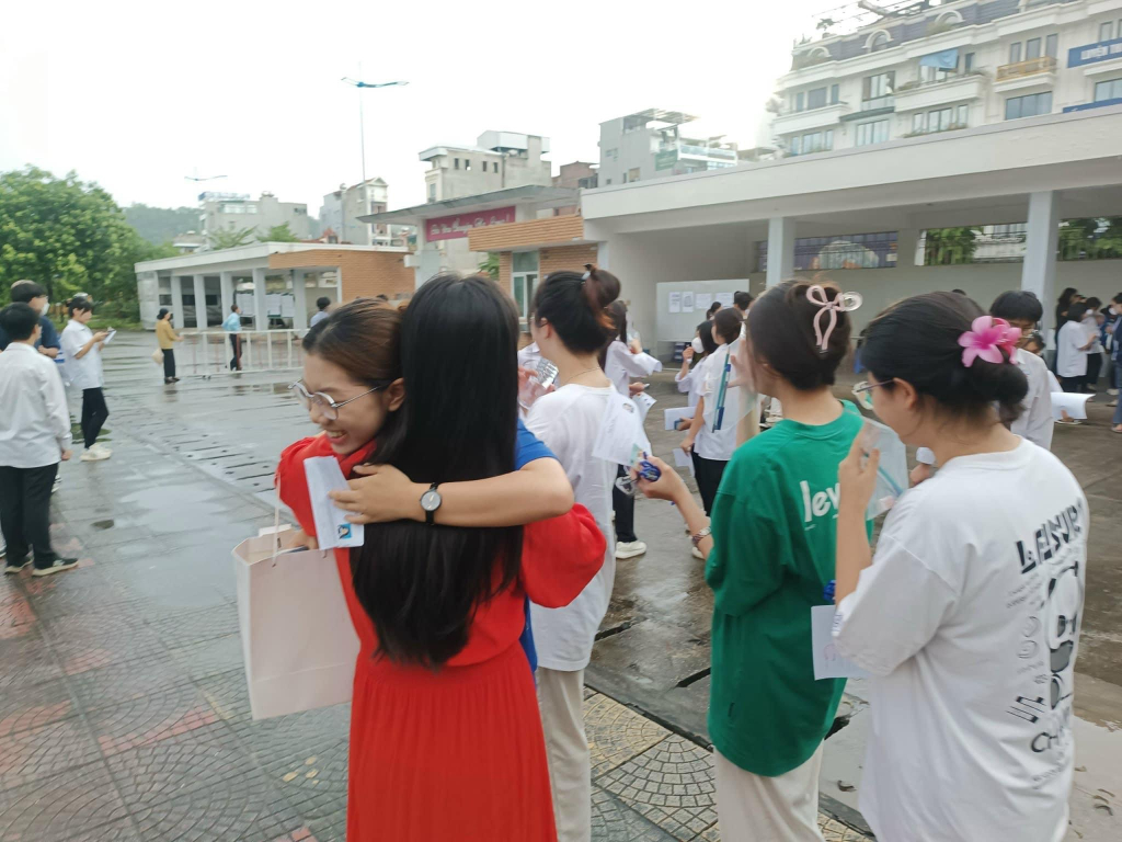 Nhận lời chúc từ giáo viên trước khi vào thi.