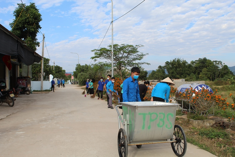 Người dân xã Bắc Sơn tham gia phong trào vệ sinh môi trường “Ngày xanh trong tuần”.