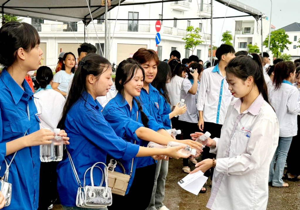 Đoàn thanh niên huyện Hải Hà phát nước miễn phí cho thí sinh tại các điểm thi.