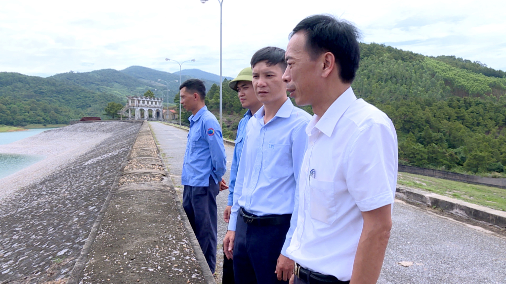 Lãnh đạo Chi cục Thủy lợi tỉnh Quảng Ninh kiểm tra công trình hồ Yên Lập.