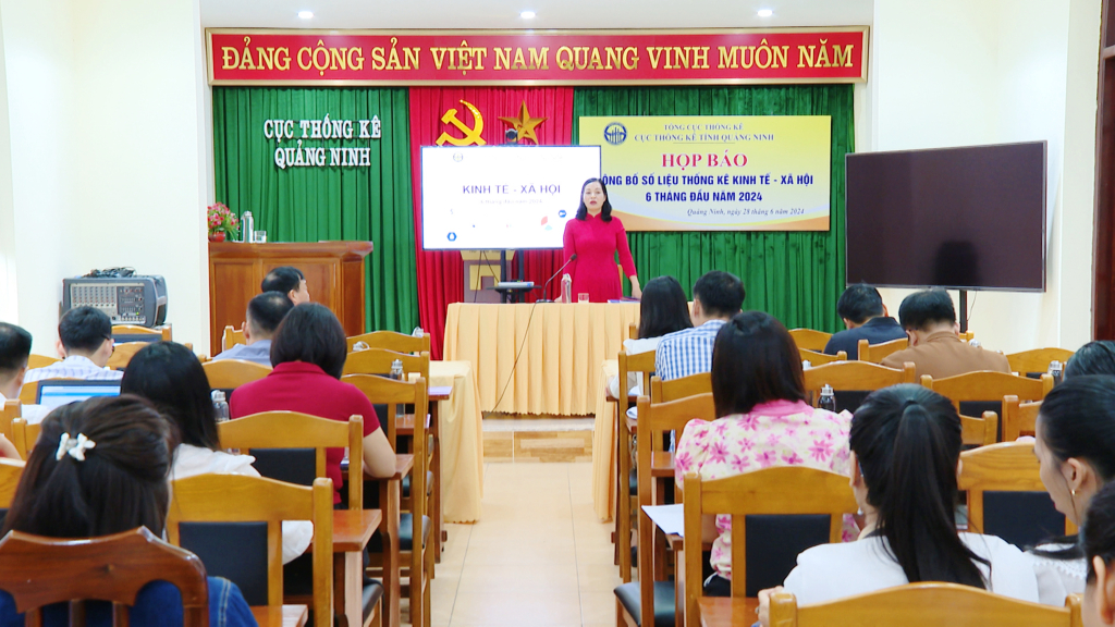 Lãnh đạo Cục Thống kê Tỉnh thông tin tới các cơ quan báo chí về tình hình phát triển kinh tế - xã hội của Tỉnh Quảng Ninh 6 tháng đầu năm 2024