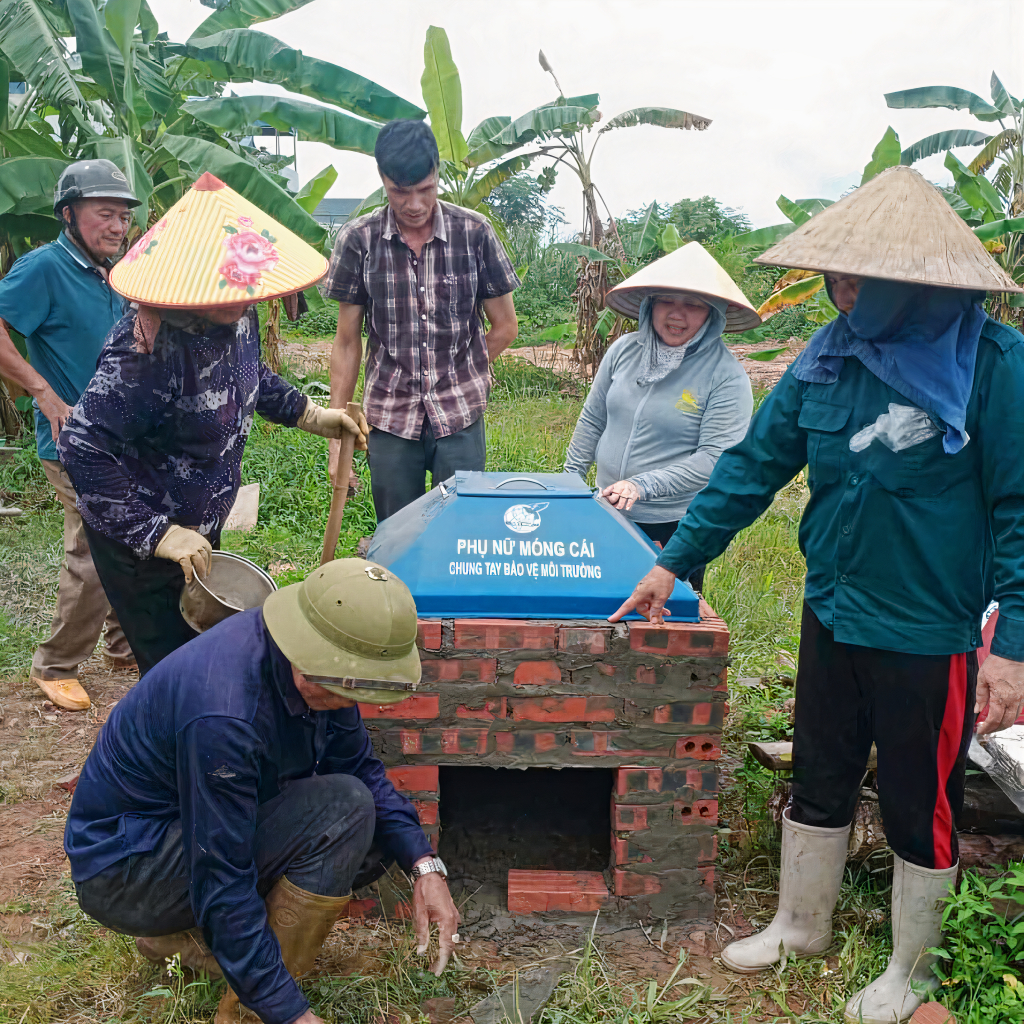 Mô hình hố ủ rác hữu cơ thành phân vi sinh của Chi hội phụ nữ thôn 3A, xã Hải Tiến (TP Móng Cái).
