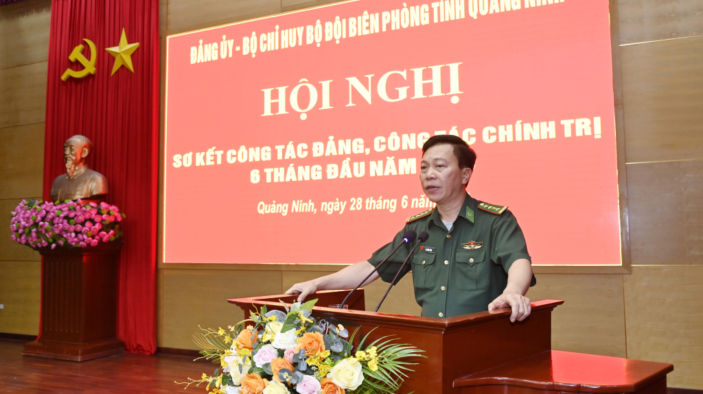 Đại tá Lê Xuân Men, Chính ủy BĐBP tỉnh, phát biểu chỉ đạo hội nghị.