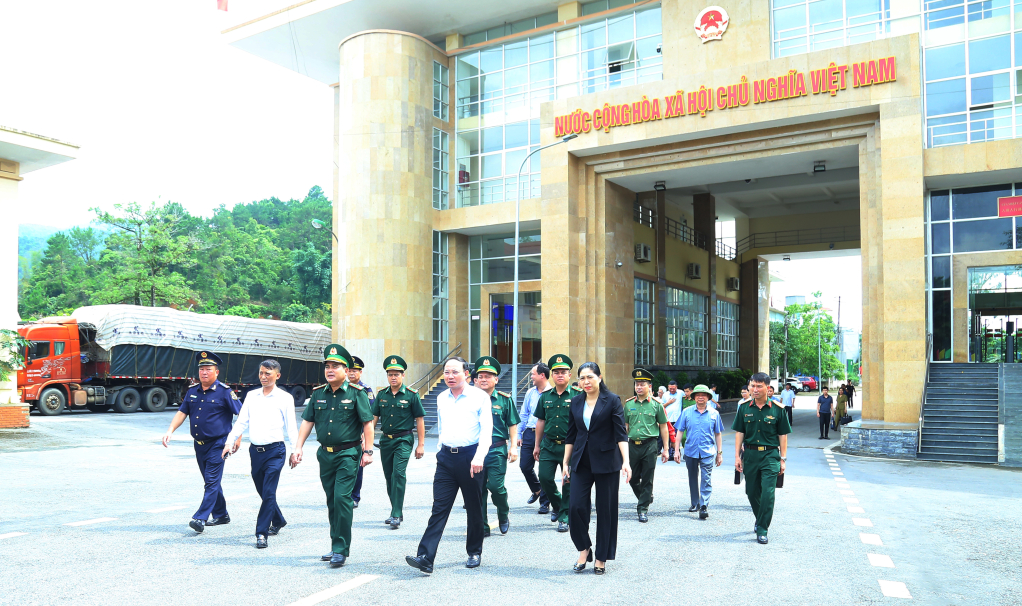 Đồng chí Nguyễn Xuân Ký, Ủy viên Trung ương Đảng, Bí thư Tỉnh ủy, Chủ tịch HĐND tỉnh kiểm tra tại cửa khẩu Hoành Mô (Bình Liêu).