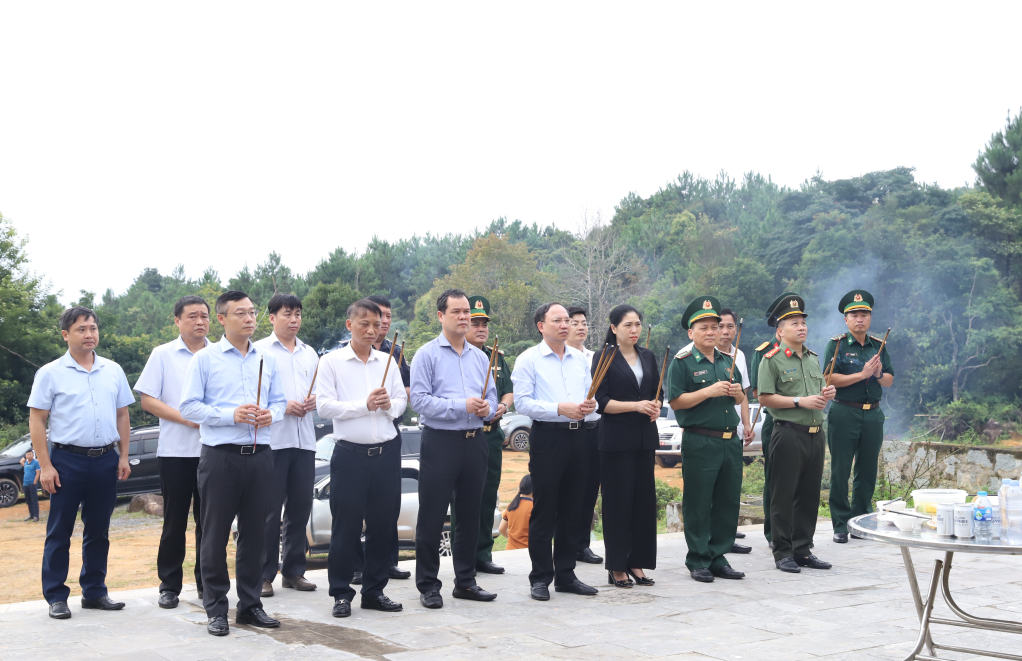 Đồng chí Nguyễn Xuân Ký, Ủy viên Trung ương Đảng, Bí thư Tỉnh ủy, Chủ tịch HĐND tỉnh cùng các đại biểu đã thành kính dâng hương, đặt vòng hoa tưởng nhớ công lao to lớn của các anh hùng liệt sĩ.