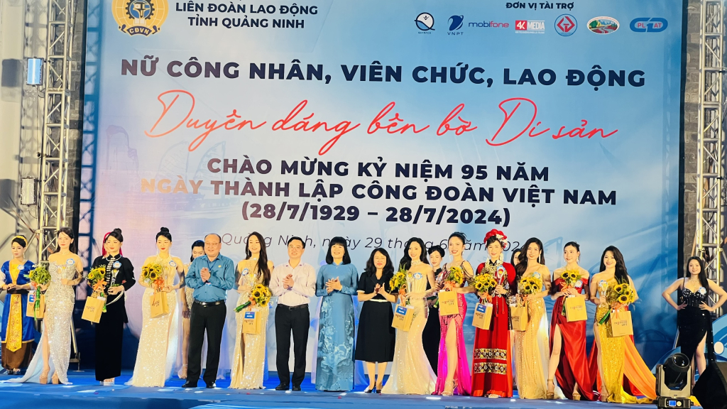 20 nữ CNVCLĐ được nhận quà của LĐLĐ tỉnh và các nhà tài trợ.