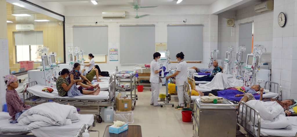 Bệnh nhân chạy thận tại Khoa Hồi sức tích cực - Thận nhân tạo (Bệnh viện Đa khoa tỉnh).