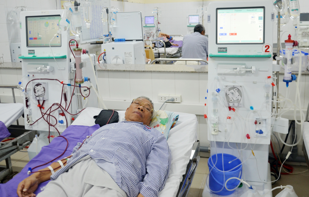 Ông Nguyễn Hải Đăng (khu 1, phường Hồng Hải, TP Hạ Long) đang trong quá trình lọc máu chạy thận nhân tạo tại Khoa hồi sức - Thận nhân tạo (Bệnh viện Đa khoa tỉnh).