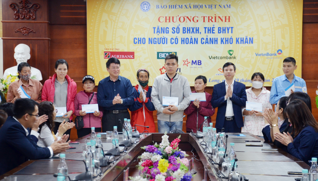 BHXH tỉnh và UBND TP Hạ Long vận động các nguồn xã hội hóa tặng thẻ BHYT cho người có hoàn cảnh khó khăn trên địa bàn TP Hạ Long đầu năm 2024.