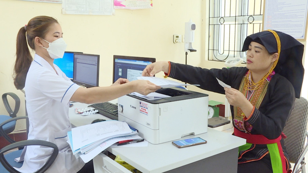 Người dân khám, chữa bệnh tại Trạm Y tế xã Đồng Sơn (TP Hạ Long) theo diện BHYT hỗ trợ chi trả.